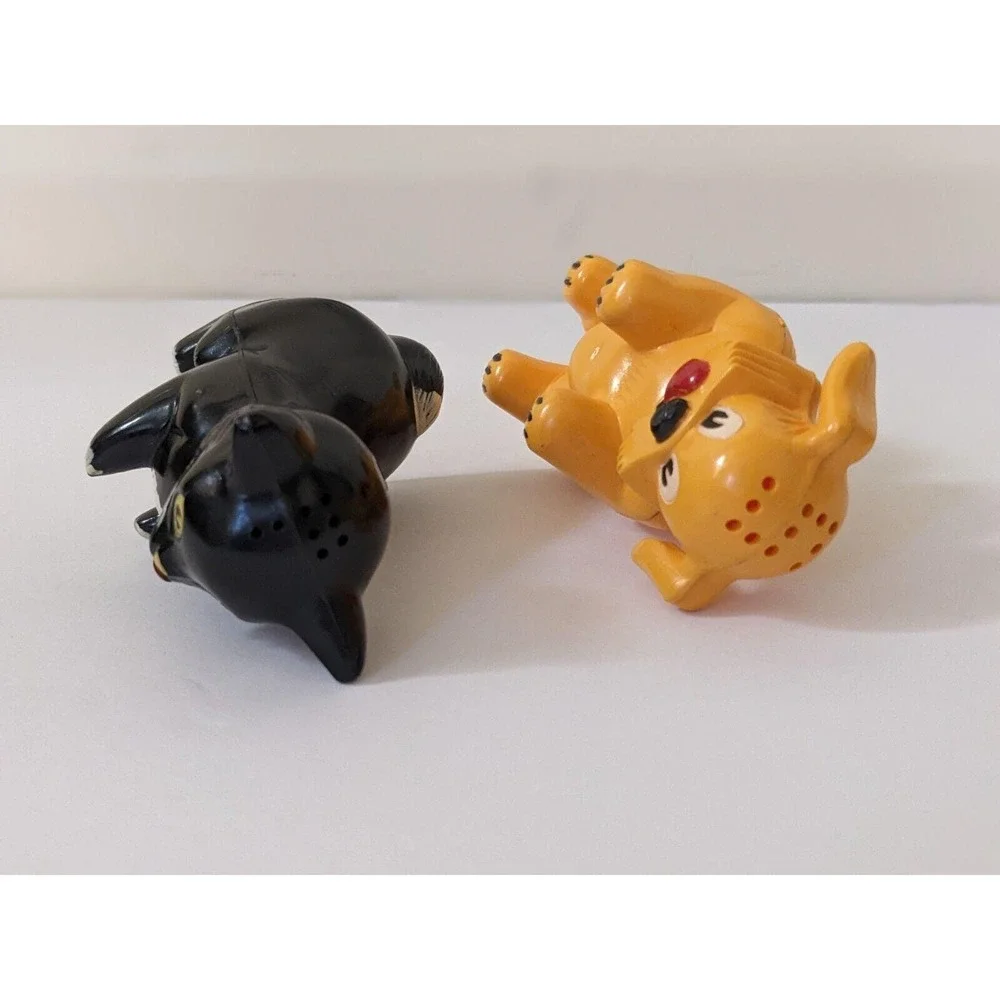 Cute Vintage Cat & Dog Plastic Salt &‎ Pepper Shakers by F & F Mold Dayton Ohio